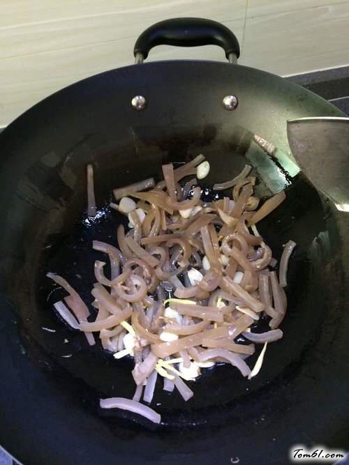 【猪皮炒酸豆角】