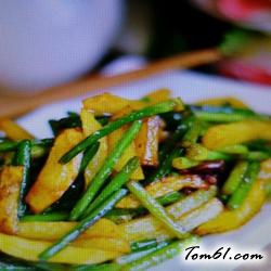 蒜苔烧土豆的做法