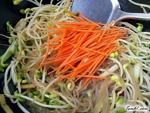 【黄豆芽炒粉条】