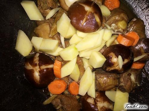 【香菇土豆炖鸡肉】