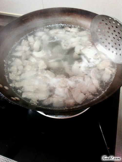 【土豆胡萝卜红烧肉】