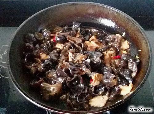 【黑木耳炒肉片】