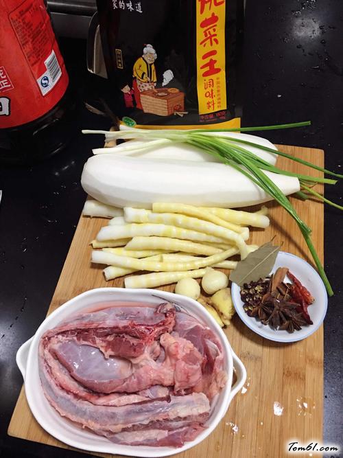 【白萝卜笋子烧牛腩】