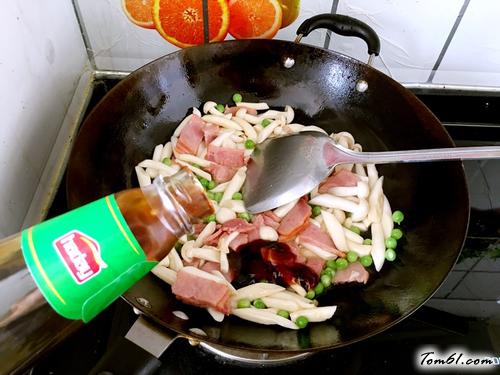 【培根炒海鲜菇】