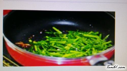 【蒜苔烧土豆】