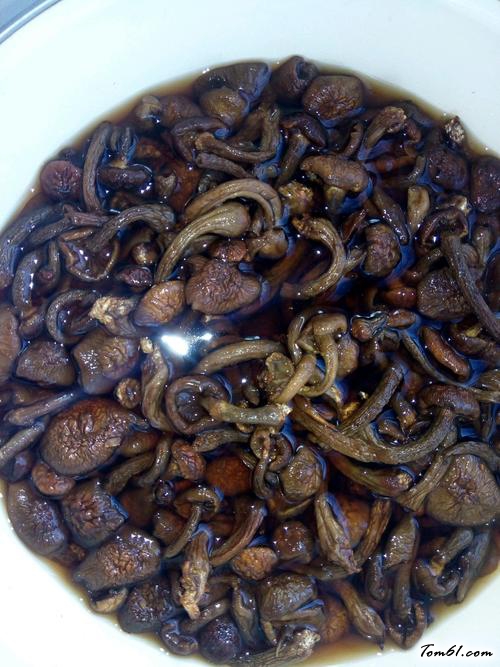 【鸡腿炖蘑菇】