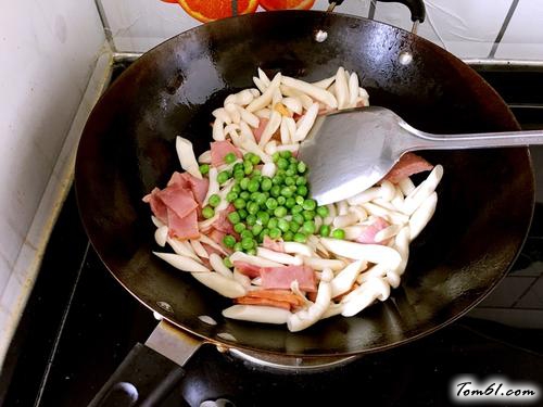 【培根炒海鲜菇】