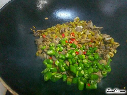 【酸豆角炒鸡杂】