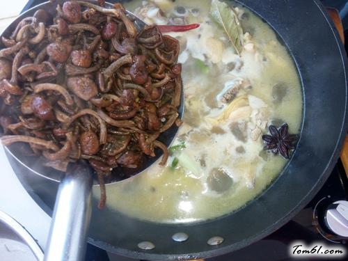 【鸡腿炖蘑菇】