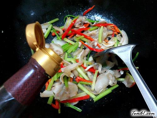 【芹菜炒猪耳朵】