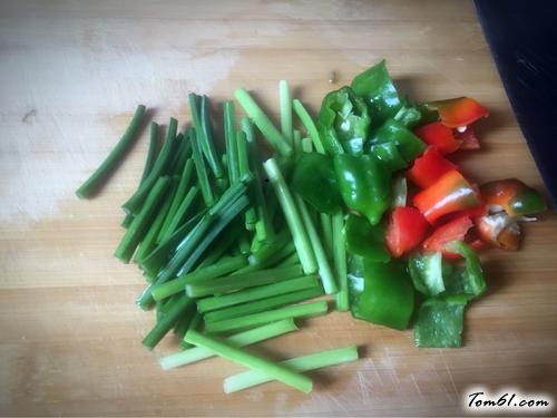 【香辣石锅仔鸡】