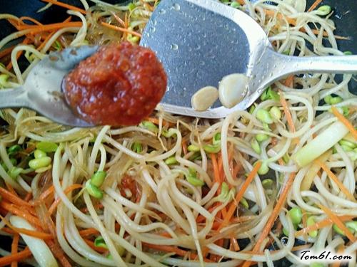 【黄豆芽炒粉条】