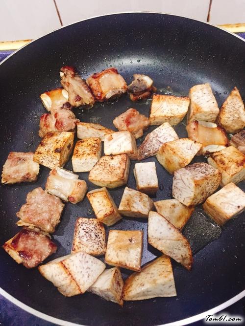 【排骨烧芋头】