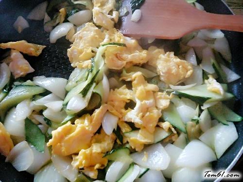 【洋葱黄瓜炒鸡蛋】