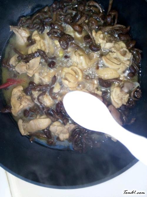 【鸡腿炖蘑菇】