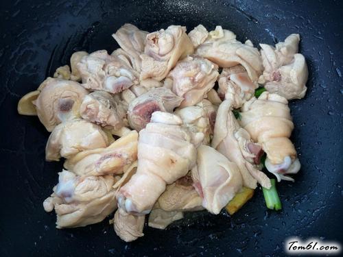 【鸡腿炖蘑菇】