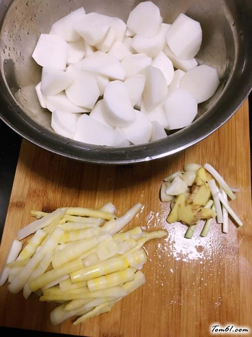 【白萝卜笋子烧牛腩】