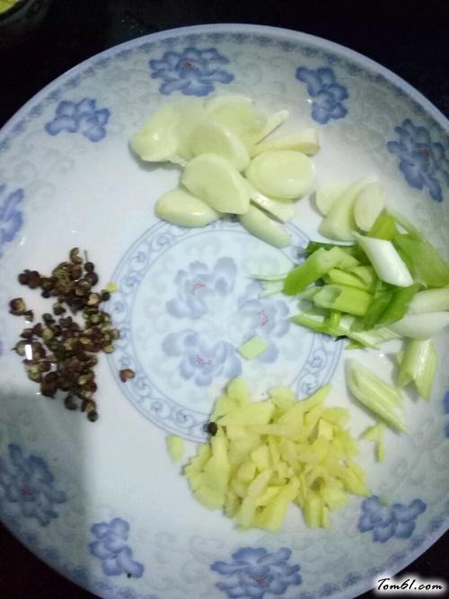 【香菇土豆炖鸡肉】