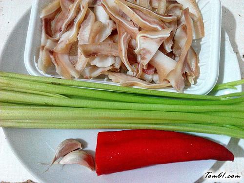 【芹菜炒猪耳朵】