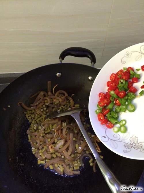 【猪皮炒酸豆角】