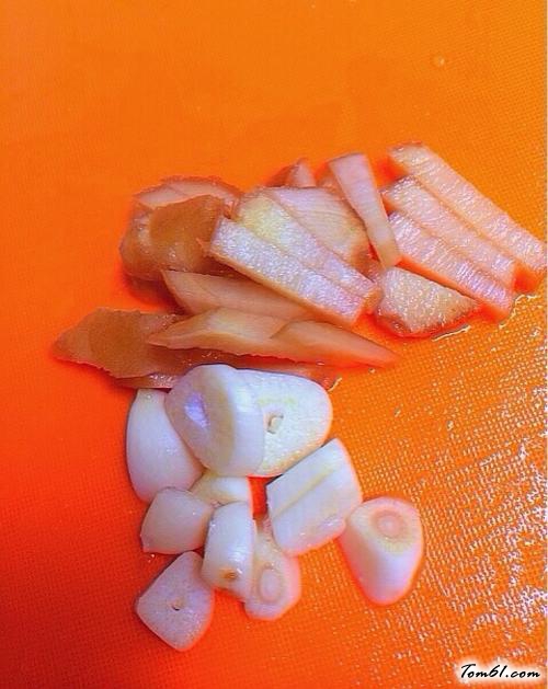 【土豆炖排骨】