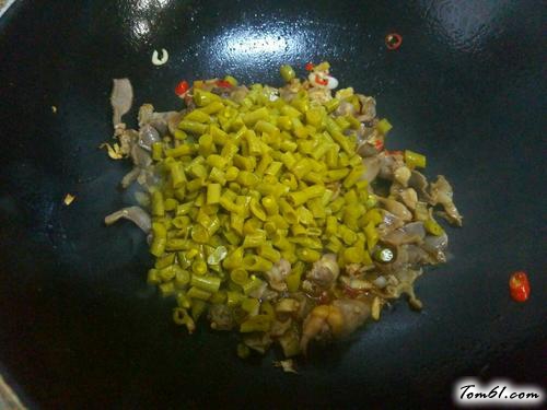 【酸豆角炒鸡杂】