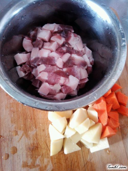 【土豆胡萝卜红烧肉】