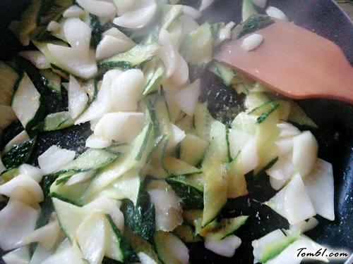 【洋葱黄瓜炒鸡蛋】