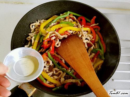 【彩椒炒肉丝】