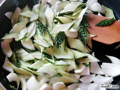 【洋葱黄瓜炒鸡蛋】