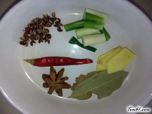 【鸡腿炖蘑菇】