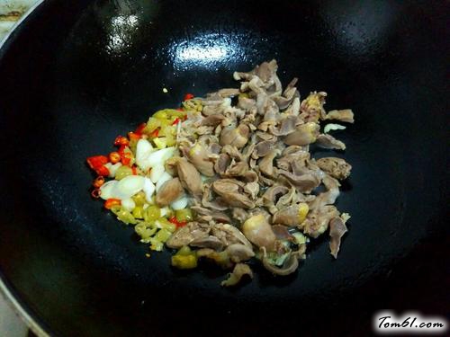 【酸豆角炒鸡杂】