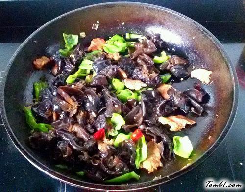 【黑木耳炒肉片】
