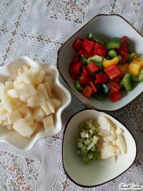 【彩椒炒藕丁】