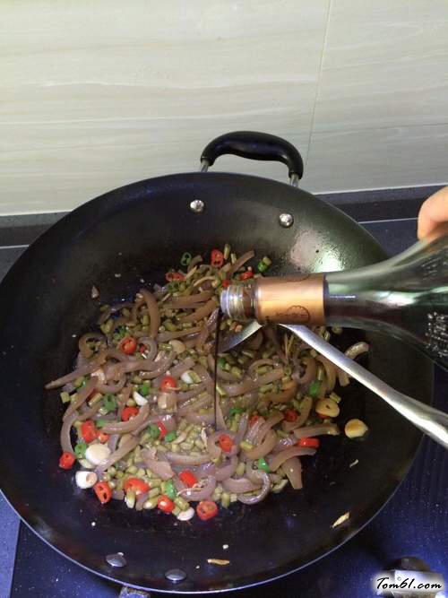 【猪皮炒酸豆角】