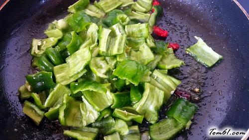 【青椒爆炒鸡丁】