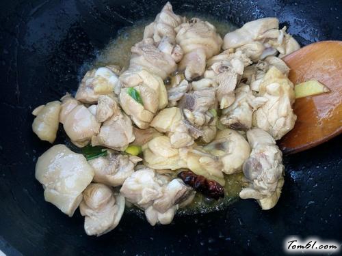 【鸡腿炖蘑菇】