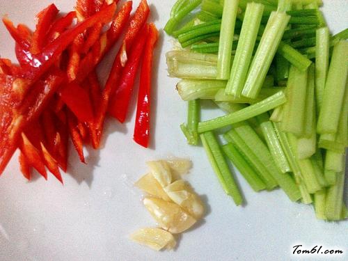 【芹菜炒猪耳朵】