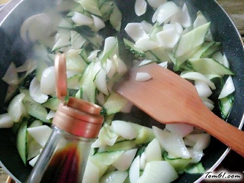 【洋葱黄瓜炒鸡蛋】