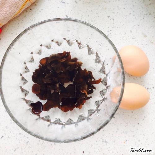 【菠菜木耳炒鸡蛋】