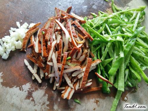 【辣椒豆干炒肉】