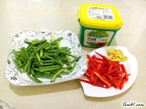 【蒜苔炒鱿鱼】