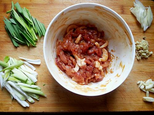 【平菇蒜苗炒肉丝】