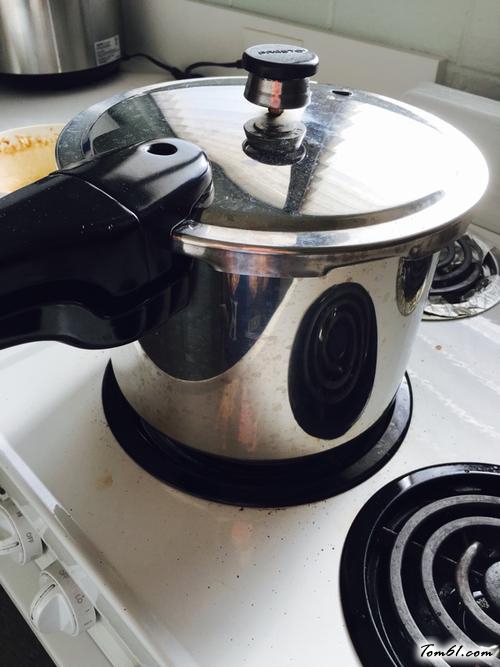 【黄豆焖猪蹄】