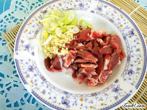 【肉丝炒蒜黄】