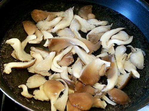 【平菇蒜苗炒肉丝】