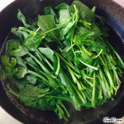 【菠菜木耳炒鸡蛋】