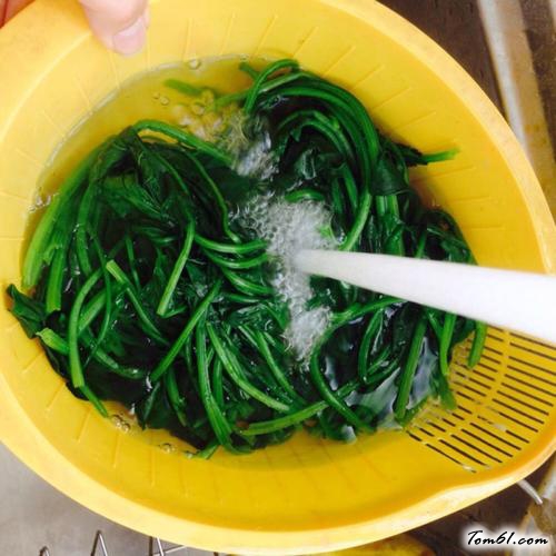 【菠菜木耳炒鸡蛋】