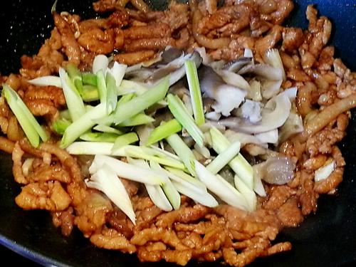 【平菇蒜苗炒肉丝】