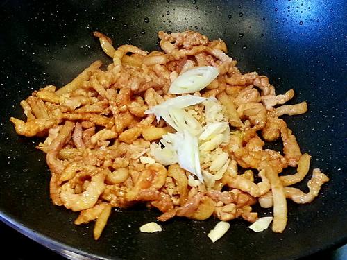 【平菇蒜苗炒肉丝】